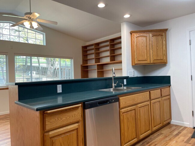 Building Photo - Nice 3 Bedroom 2 Bath Home-Office Space-Lo...