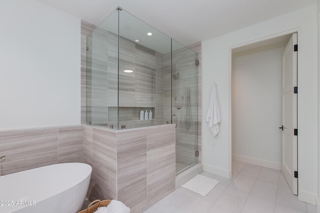 Building Photo - 5000 N Camelback Rdg Dr