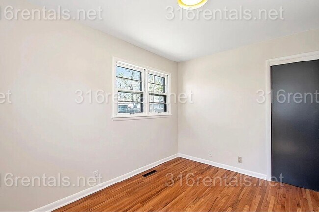 Building Photo - $1795 - 4 bed 2 bath - Single Family Home