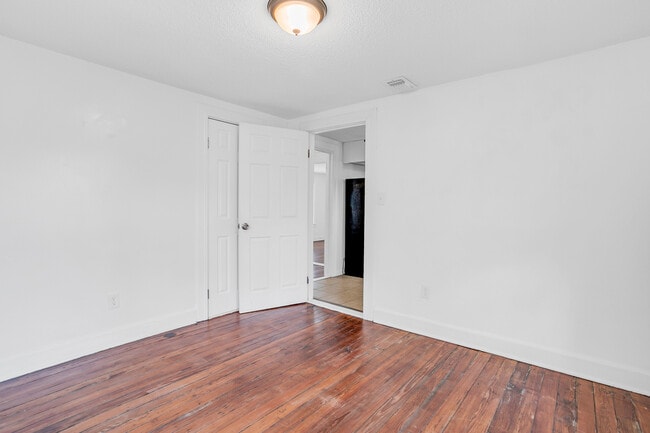 Building Photo - 906 E 39th St