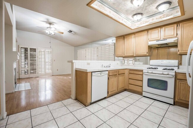 Building Photo - Stunning 3 Bedroom home!