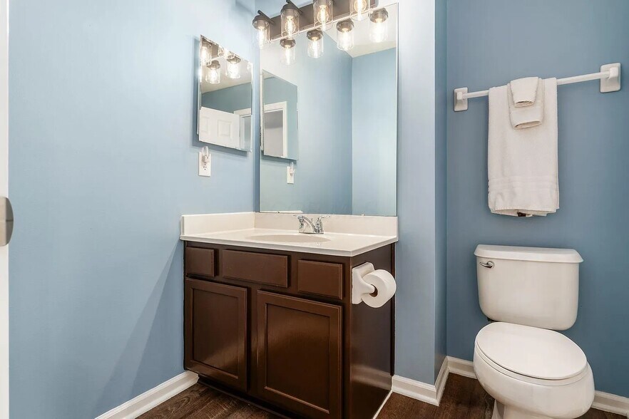 Building Photo - 1215 Park Dr