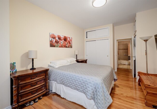 Building Photo - 264 9th St