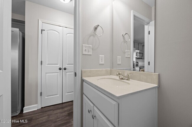 Building Photo - 100 Shallow Ct