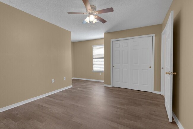 Building Photo - "Charming 3-Bed Townhouse Retreat with 2.5...