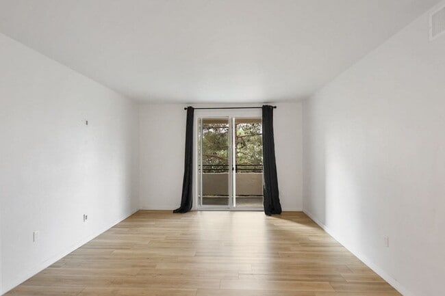 Building Photo - 3 Bed Condo In Gated West Side Community