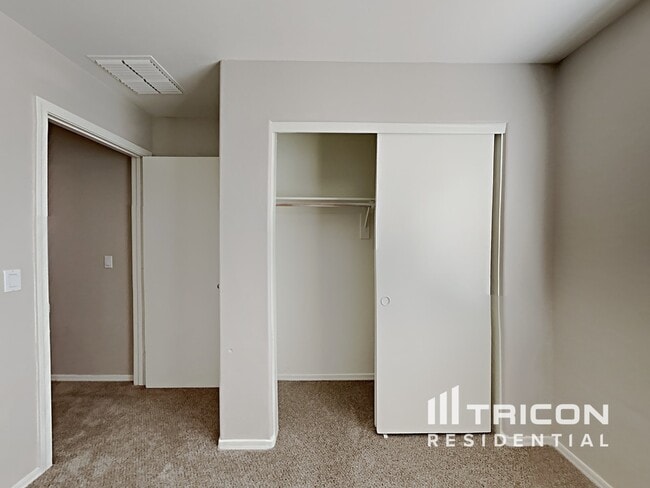 Building Photo - 43714 Cale Dr