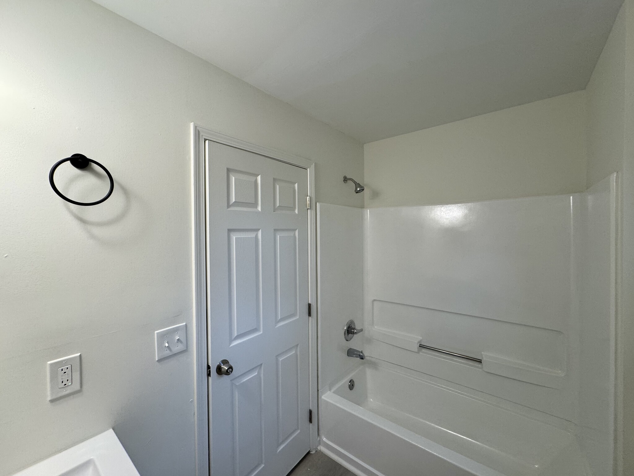 Upstairs bath - 52 Johnson Rd NW