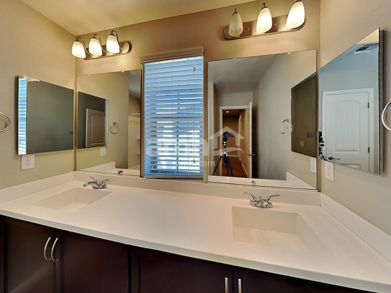 Building Photo - 20727 W Maiden Ln