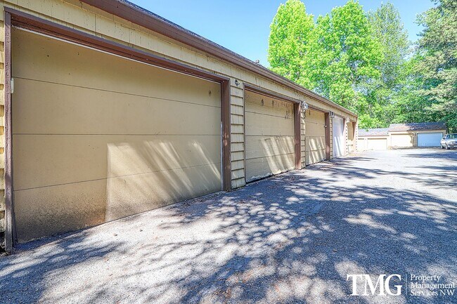 Building Photo - Amazing Open concept Condo in a secluded c...