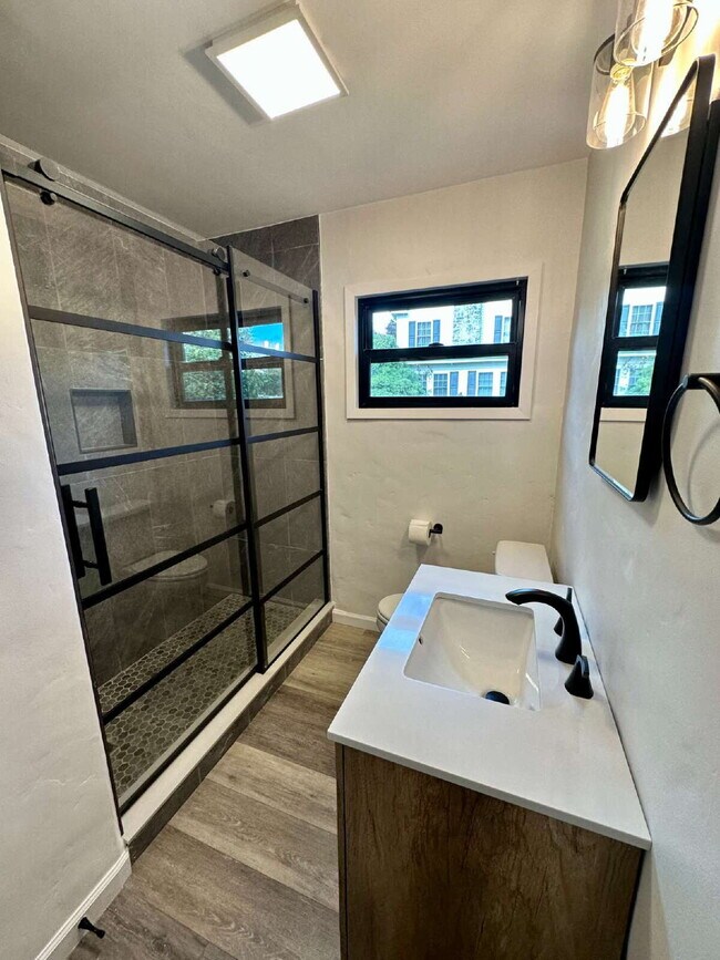Building Photo - "Charming 2-Bed Gem with Granite Elegance ...