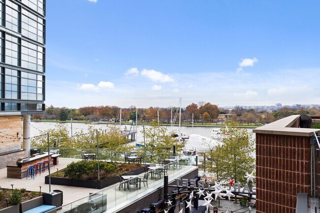 Building Photo - 1 Bed Plus Den 1 Bath! Pets Welcome! Pool!