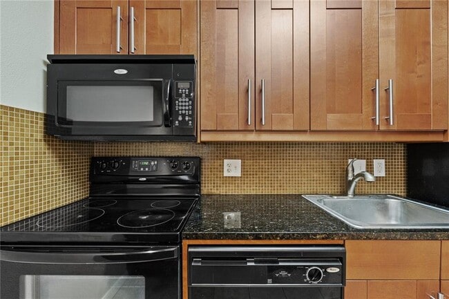 Building Photo - 7685 Northcross Dr