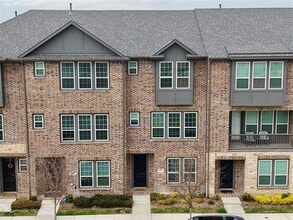 Building Photo - 685 Vista Del Lago Dr