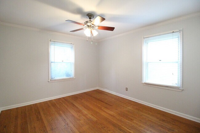 Building Photo - August FREE On This 2 Bedroom 1 Bath Home In Roeland Park