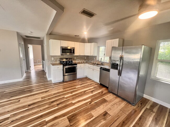 Building Photo - 1110 Poinsettia Ave