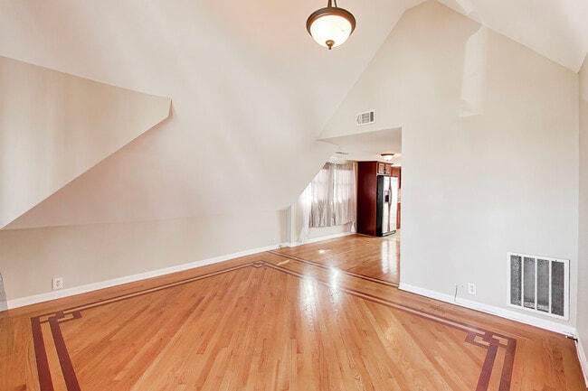 Building Photo - 4614 N Springfield Ave