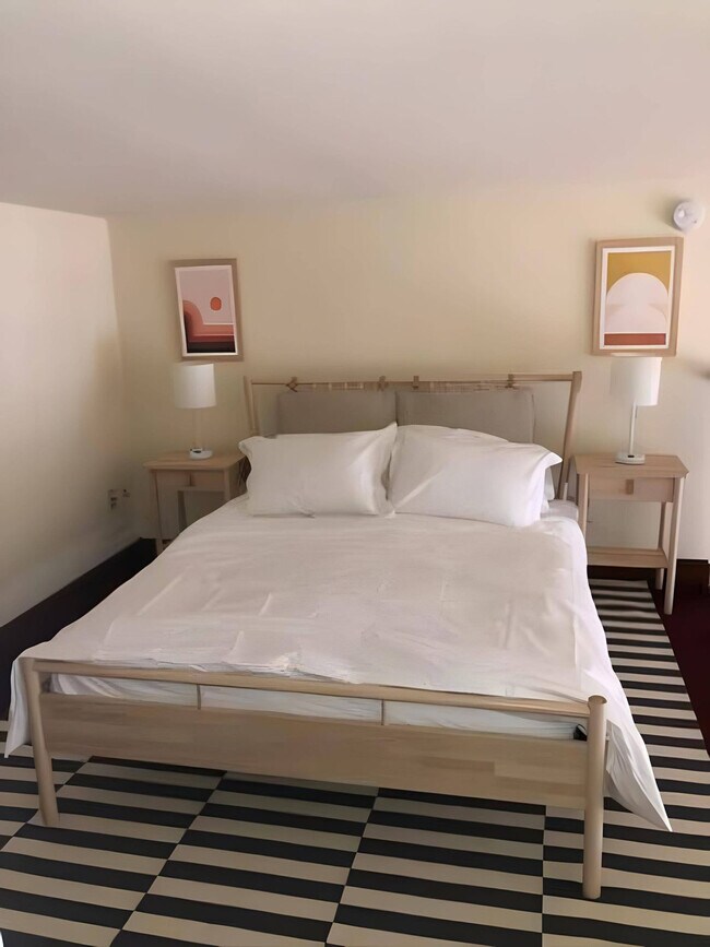 Building Photo - 402 W Dayton St