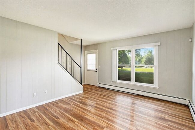 Building Photo - $1250 /2-bedr/1.5 bath town house duplex; tenant pays only electric (Kalamazoo)