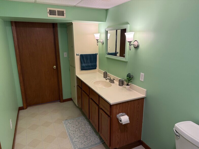 Building Photo - 2225 Yount St