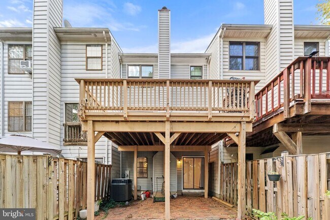 Building Photo - 8605 Western Oak Dr