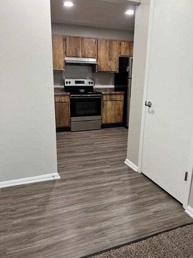 Building Photo - Spacious 2-Bedroom Apartment for Rent in C...
