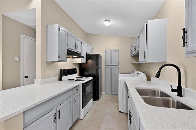 Building Photo - 1425 Brazos Dr