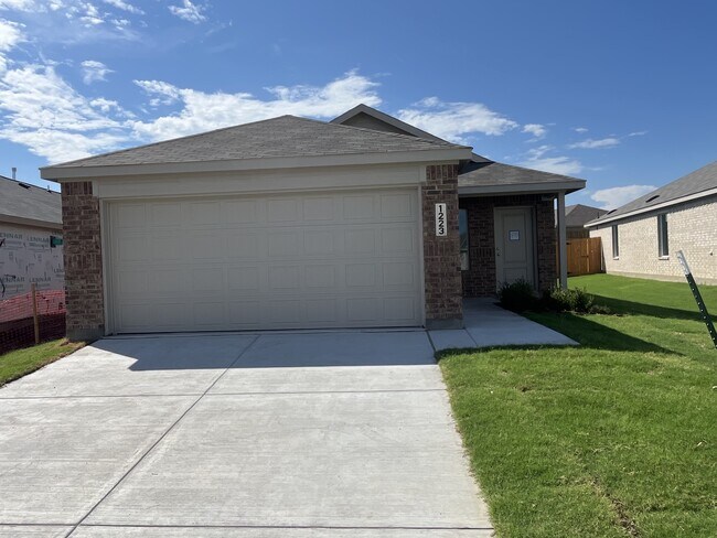 Building Photo - 1223 Falcon Hts Dr
