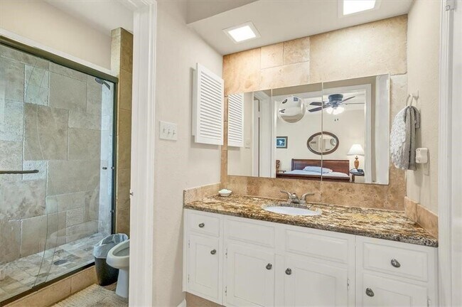 Building Photo - 7211 Lakewood Dr