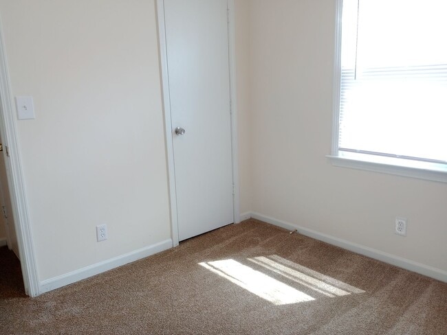 Building Photo - Darling 3 Bedroom Ranch with Fully Fenced ...