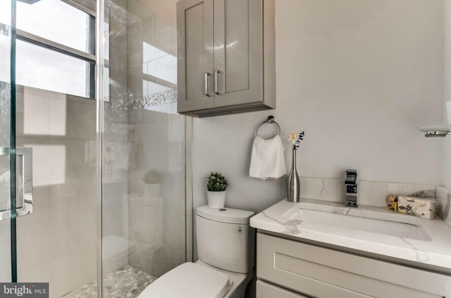 Full bath #2 - 631 Florida Ave NE