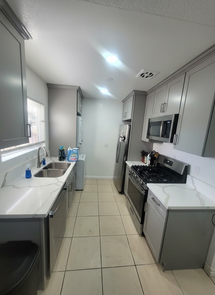 Building Photo - 931 Island Ave