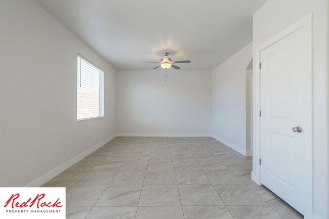 Building Photo - Pet friendly 3 Bedroom Townhome in Washington!