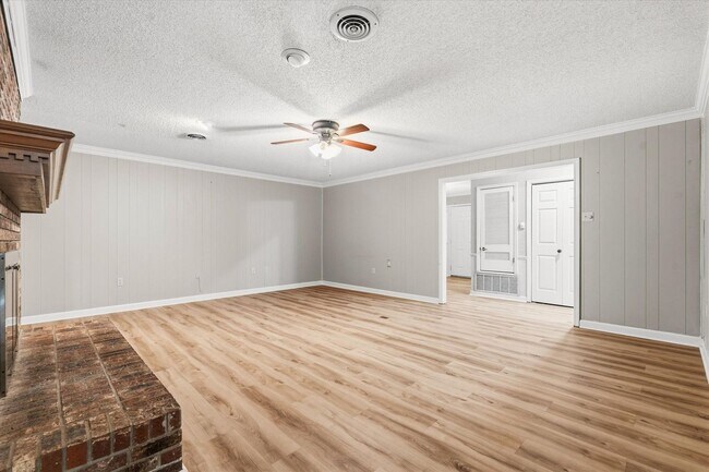 Building Photo - 4-BED, 2-BATH ALL-BRICK HOME NEAR JONESBORO COUNTRY CLUB!