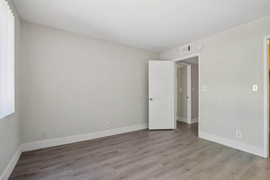 Building Photo - 421 N Kenneth Rd