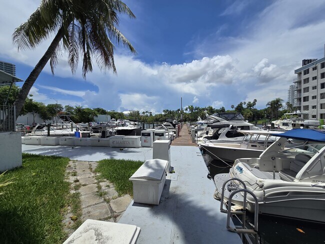 Building Photo - 1700 NW North River Dr