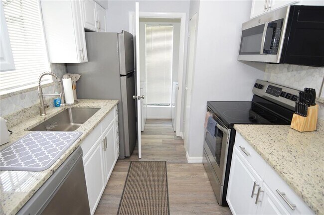 Building Photo - 8754 Mallard Reserve Dr