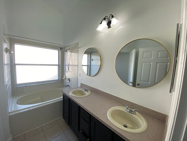 Building Photo - Home for rent