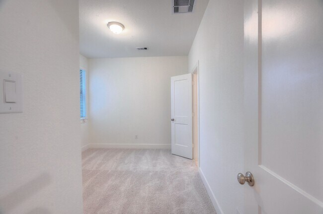 Building Photo - 1535 Crystal Stream Dr