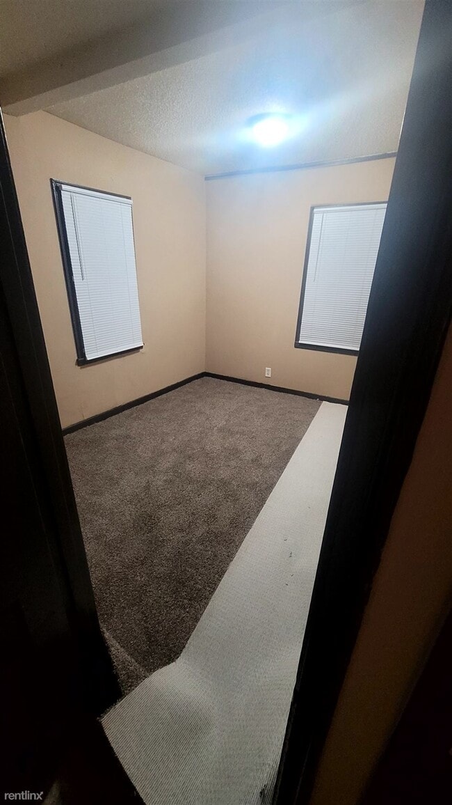 Building Photo - 2 br, 1 bath Townhome - 401 North Dewey St...