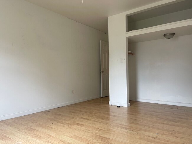 Building Photo - 321 E College St