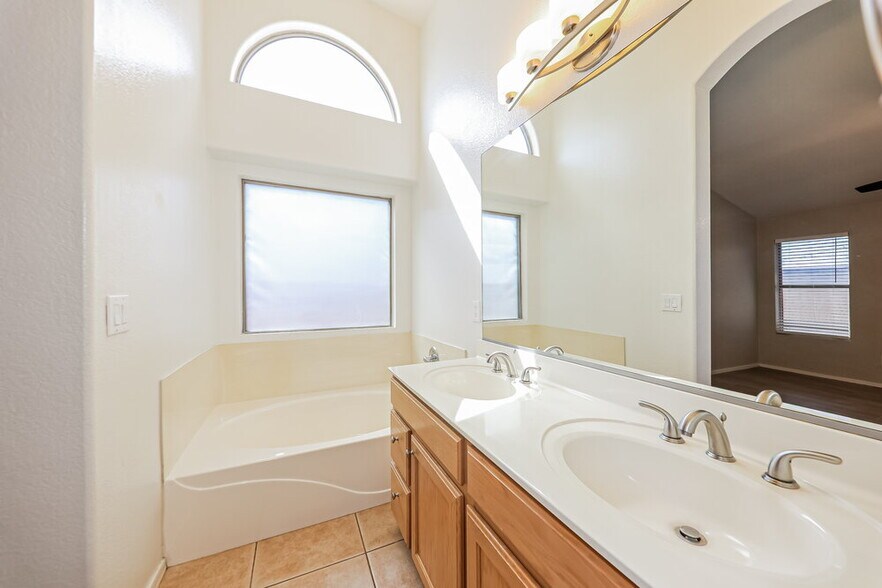 Building Photo - 15415 W Lea Ln