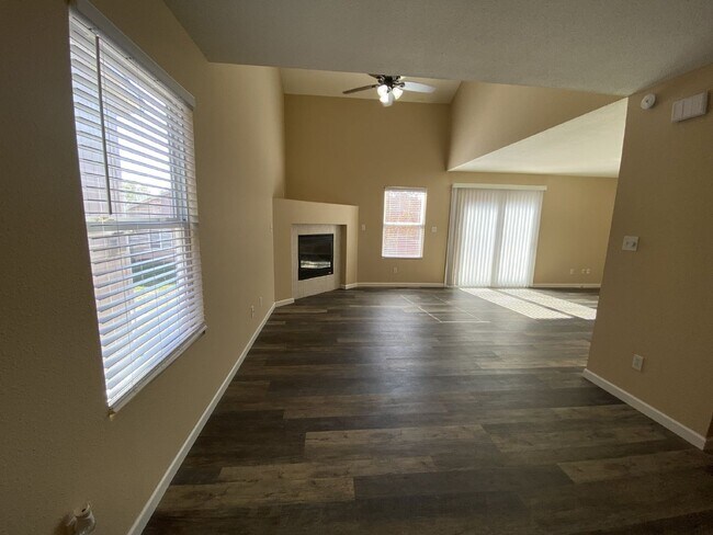 Building Photo - Excellent 3 bedroom with 2.5 bath with a b...