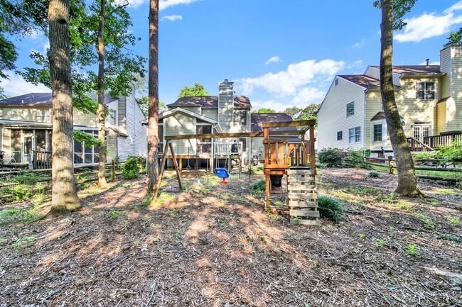 Building Photo - Spacious 4 Bed 2.5 bath Home in Davis Lake...