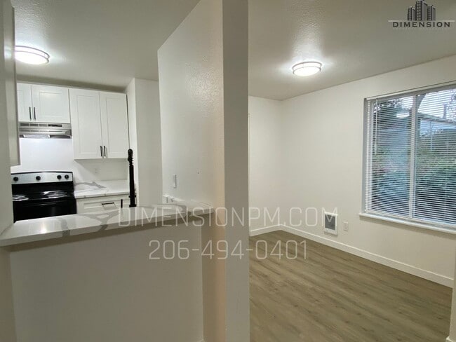 Building Photo - Bottom floor Condo with W&D hookups in Federal Way, Utilities Included!