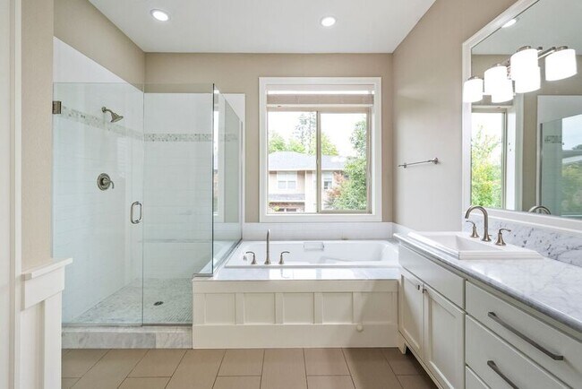 Building Photo - 307 NW Meridian Ridge Ct