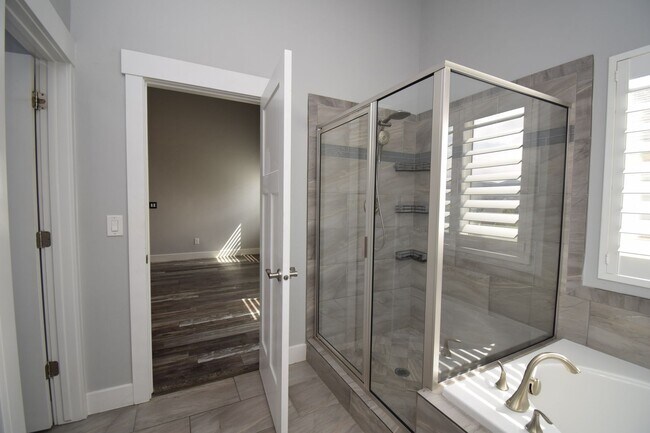 Building Photo - Spacious and Bright 5 Bed 3.5 Bath in Riverton!!