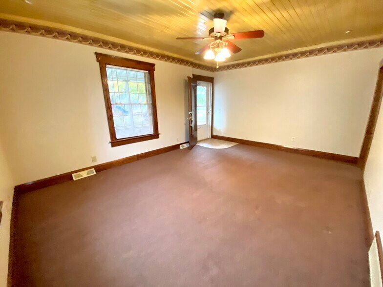 Building Photo - 837 Parkview St NE