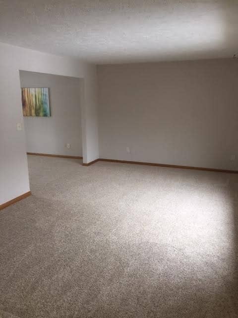 Building Photo - 4 Bedroom 3 Bath home available in Rockford