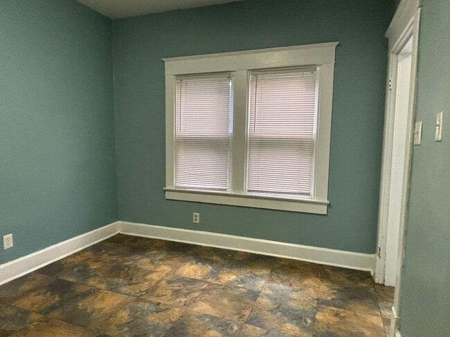 Building Photo - AVAILABLE NOW! Charming 3-Bed, 1-Bath Historic Duplex in Indianapolis!